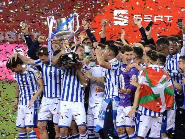 La Real Sociedad suma así su segunda Copa (la Federación Española de Fútbol no le otorga la de 1909, ganada por el Club Ciclista San Sebastián, entidad que dio origen a la Real), mientras el Athletic tendrá que esperar quince días para tener una nueva oportunidad de alzar un trofeo que no ha vuelto a ganar desde 1984. Foto: AFP