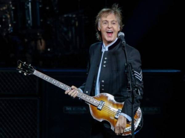 En esta foto de archivo tomada el 26 de julio de 2017, Sir Paul McCartney se presenta en concierto durante su gira One on One en el Hollywood Casino Amphitheatre en Tinley Park, Illinois. Foto: Agencia AFP.