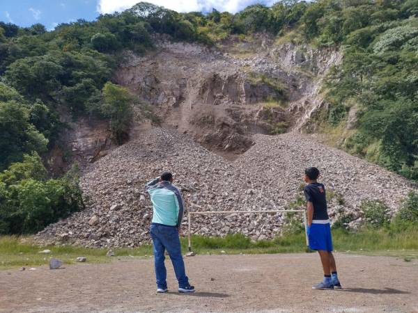 Según vecinos del populoso barrio capitalino, el derrumbe registrado en las últimas horas se debe a la activación de una falla geológica que por años ha venido afectando la zona.