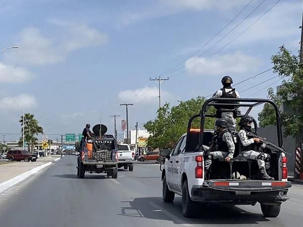 vehículos militares y de la Guardia Nacional participan en una operación para trasladar a dos de los cuatro ciudadanos estadounidenses secuestrados en el noreste de México.