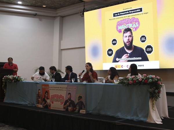 <i>Lanzamiento de la campaña Comiendo Mentiras. En la imagen, activistas y miembros del Movimiento Hondureño por la Alimentación y la Salud (MAYS) se reúnen para concienciar sobre los riesgos para la salud asociados con el consumo de alimentos ultraprocesados</i>.