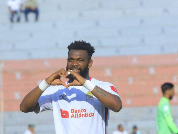 Benguché celebrando el segundo gol para Olimpia en La Ceiba.