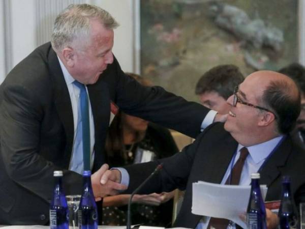 El subsecretario de estado de EEUU John Sullivan saluda a Julio Borges al comienzo de una reunión de los países del Tratado Interamericano de Asistencia Recíproca en Nueva York. Foto: AP.