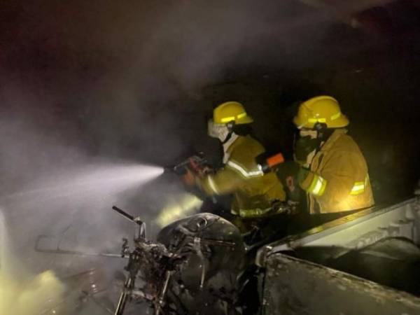 Las acciones inmediatas de los apagafuegos evitaron que las llamas se propagaran a las casas aledañas. No hubo personas lesionadas.