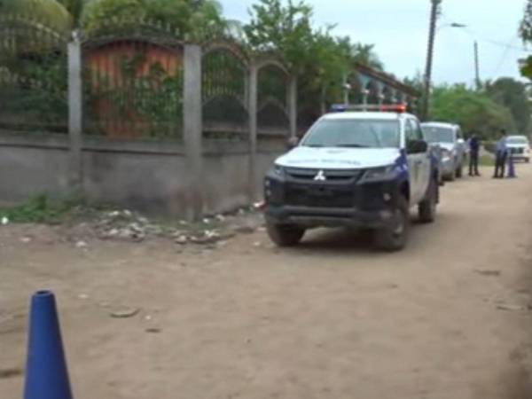 Policías llegaron a la escena del crimen.