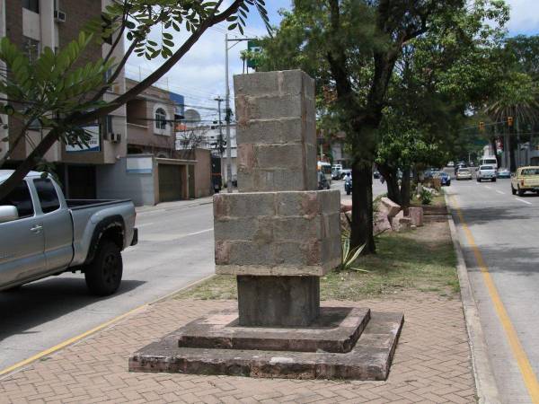 El último busto del bulevar Los Próceres se instaló en 1961 y fue el del apóstol José Martí, héroe de la independencia de Cuba. La Alcaldía municipal solo ha reconstruido las bases de algunas esculturas.