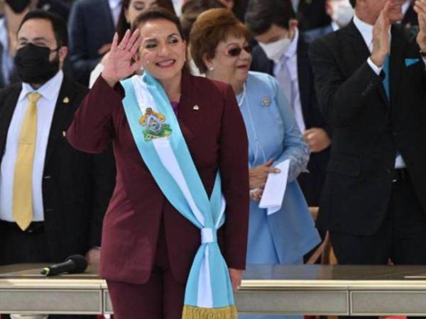 El sello postal estará conformado por dos fotografías, en una de ellas la presidenta de Honduras, Xiomara Castro, tendrá la banda presidencial.