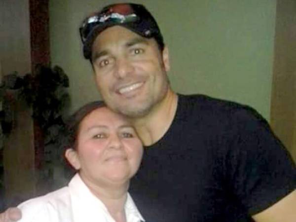 Chayanne se tomó fotos con los empleados de un restaurante capitalino.