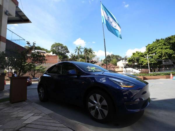 En la actualidad, unos tres vehículos eléctricos, marca Tesla, ya recorren las calles y bulevares de Tegucigalpa y Comayagüela. Otros más, pronto ya transitarán por las vías de las ciudades gemelas. EL HERALDO conoció el interior y más detalles sobre el funcionamiento de estos automóviles. A continuación le compartimos las imágenes.