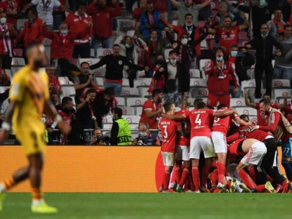 Los jugadores del Benfica celebran su segundo gol durante el partido de fútbol del grupo E de primera ronda de la Liga de Campeones de la UEFA entre el Benfica y el Barcelona en el estadio Luz de Lisboa .