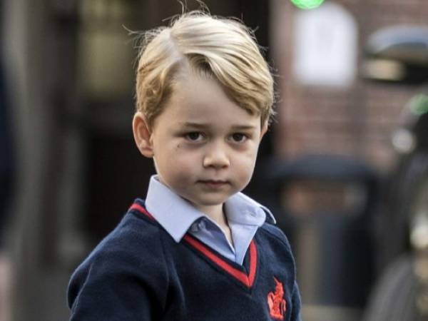 El heredero al trono británico acudió junto a su mamá, Kate Middleton, a un partido de polo en el que participó su padre, el príncipe William. Foto AFP