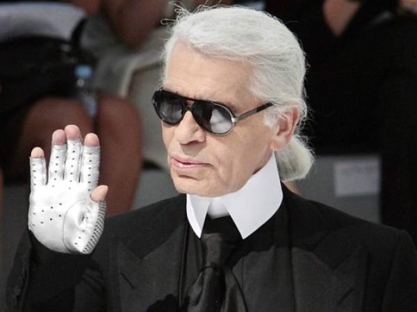 Con su cabello blanco siempre recogido en coleta, sus sempiternas gafas de sol, sus cuellos almidonados, sus guantes y su verborrea, el diseñador alemán, apodado a veces el 'Kaiser', tenía una apariencia perfectamente reconocible. AFP