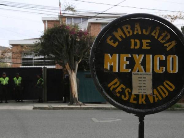 Así permanece la embajada mexicana. Foto. AP.