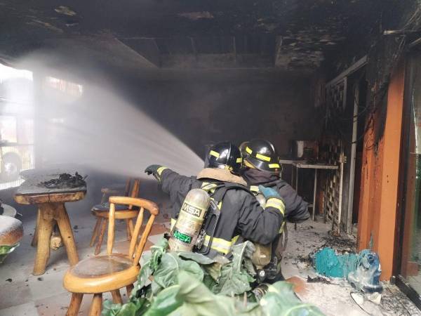 El cuerpo de Bomberos entró a la zona y controló las llamas que se originaron principalmente en la cocina.