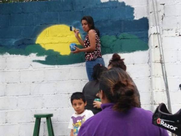 Los alumnos del CEB San Miguel de Heredia han trabajado en un bello mural . Foto: David Romero/El Heraldo