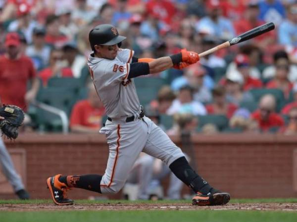 Mauricio Dubon #19 de los Gigantes de San Francisco golpea un doble en la quinta entrada contra los Cardenales de San Luis en el Estadio Busch el 2 de septiembre de 2019. Foto AFP