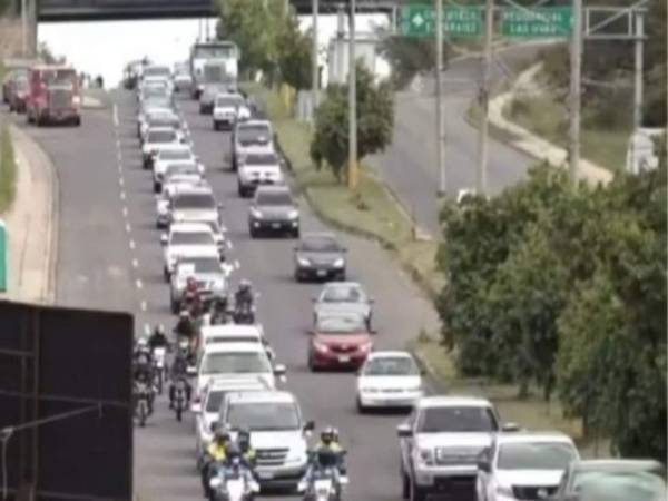 La caravana acompañó a los familiares y personas más cercanas del líder religioso hasta el cementerio San Miguel Arcángel. Fot: Cortesía