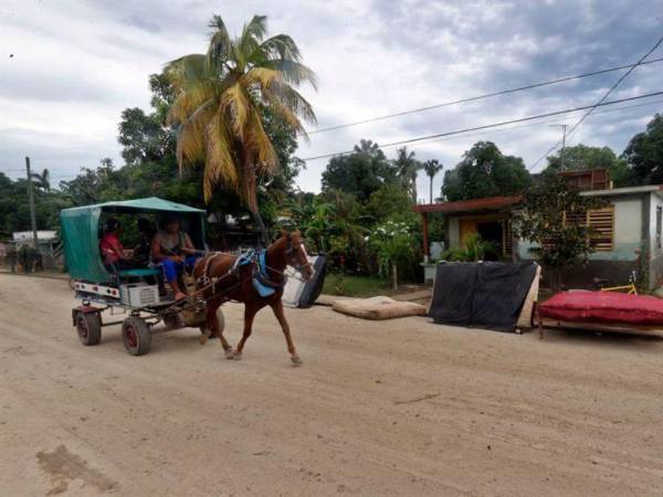 Un hombre transita en una carretilla por una calle en la región de San Antonio del Sur tras el paso de la tormenta tropical Óscar, en la provincia de Guantánamo, a más de 900 km de La Habana (Cuba). Imagen de archivo