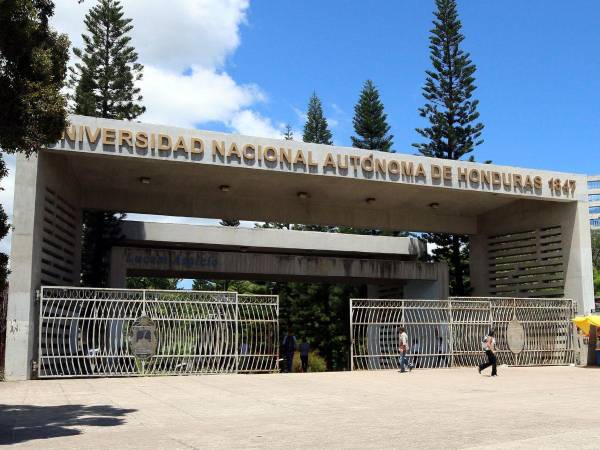 Los alumnos tienen un máximo de tres períodos académicos para aprobar las asignaturas iniciales.