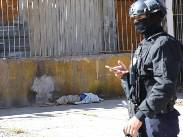 El cadáver del hombre quedó tirado en la calle sobre unos cartones que le servían para dormir.