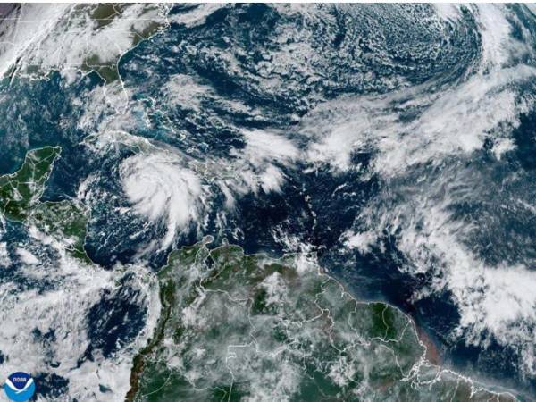 Fotografía satelital cedida por la Oficina Nacional de Administración Oceánica y Atmosférica (NOAA) a través del Centro Nacional de Huracanes (NHC) estadounidense donde se muestra la localización del huracán Rafael sobre el Caribe.