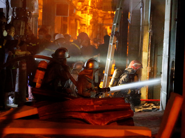 El incendio se produjo en un estacionamiento ubicado en el subsuelo del edificio poco antes de medianoche.