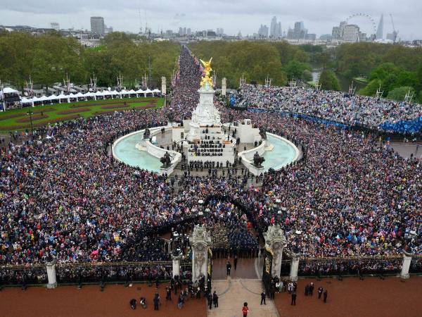 La multitud reunida en las calles de Londres, pese a la lluvia, estalló en gritos de júbilo cuando el rey Carlos III y su esposa la reina Camila salieron al balcón del palacio de Buckingham.