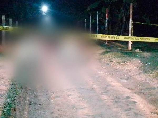 Los cuerpos de los tres hombres quedaron tirados en una polvorienta calle frente a unas viviendas.