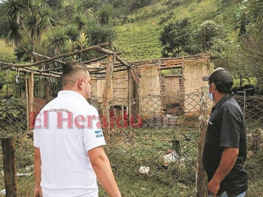 Un año después del derrumbe en La Reina, los pobladores siguen esperando que les construyan las viviendas. Fotos: Alex Pérez/EL HERALDO.