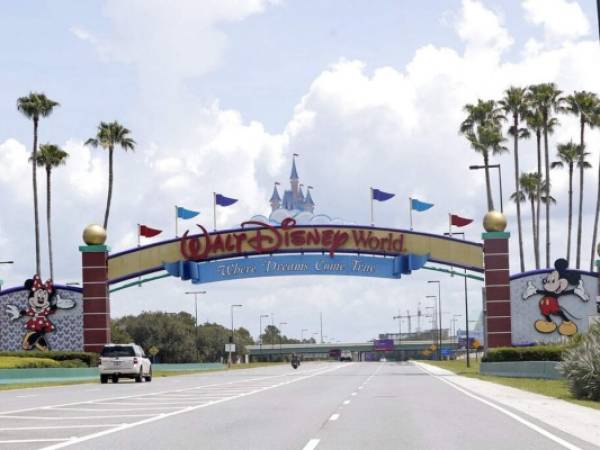 Los entrenamientos de la NBA con el equipo completo comenzar en la burbuja en Disney. Orlando fue el primer equipo que practicó en la duela, mientras algunos equipos seguían llegando al complejo. Foto: AP.