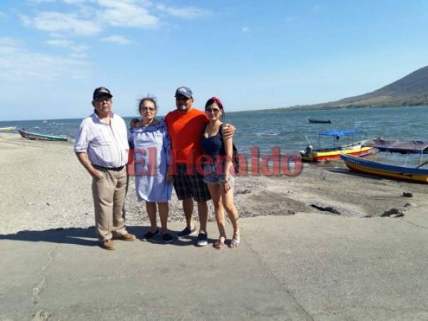 Katheryn junto a sus abuelos en Amapala, Honduras.