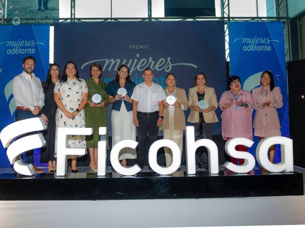 Ejecutivos de Grupo Financiero Ficohsa junto a las ganadoras del Premio Mujeres Adelante.