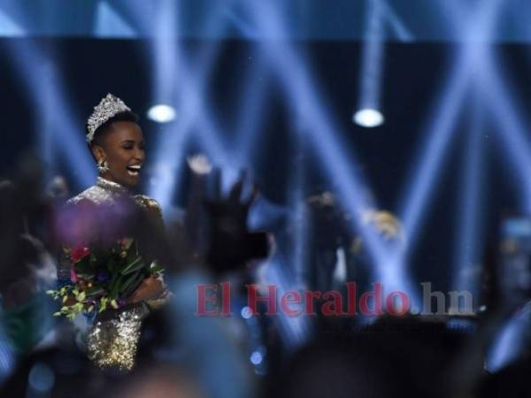 La recién coronada Miss Universo 2019, Zozibini Tunzi de Sudáfrica, se encuentra en el escenario después del concurso Miss Universo 2019 en los Estudios Tyler Perry en Atlanta, Georgia. Foto: Agencia AFP.