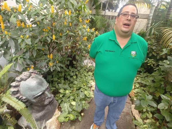 César Chinchilla estudió en La Habana, Cuba, por lo que decidió resguardar el busto de José Marti en la escuela donde trabaja.