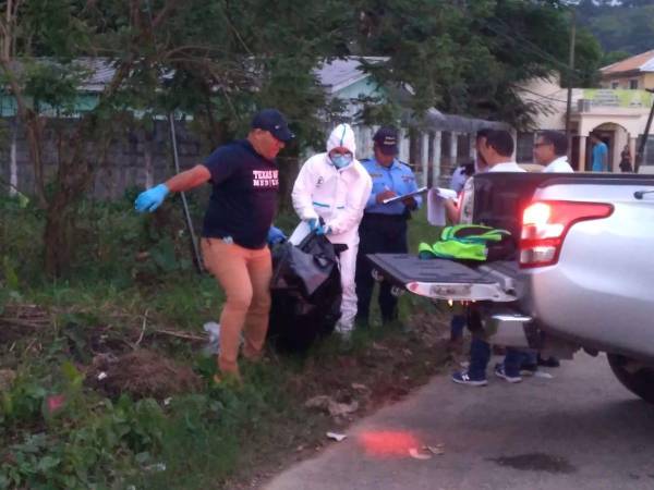 Momento en que personal forense realizaba el levantamiento del cuerpo.