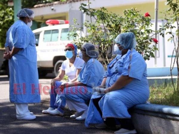 Los profesionales de la salud se exponen a diario ante el covid-19. Foto: Johny Magallanes/ EL HERALDO