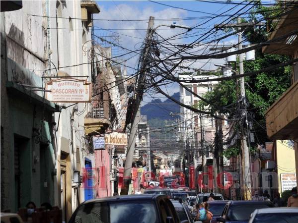 El centro de la capital es uno de los lugares de más conflicto en la ciudad. La comuna tiene una propuesta para que el cableado sea ubicado de manera subterránea, pero no ha sido ejecutada.