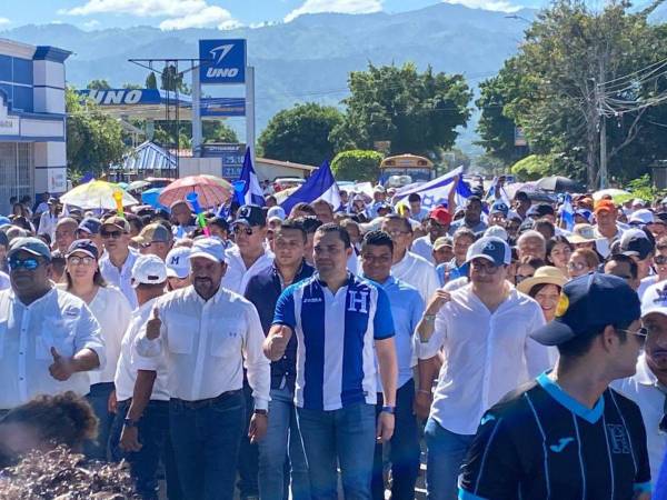 Tomás Zambrano, jefe de la bancada nacionalista, acudió a la marcha.