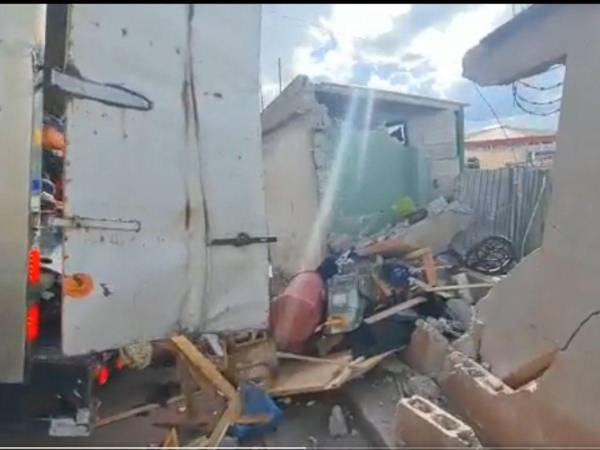 El muro de la vivienda quedó totalmente deshecho, por fortuna no había nadie del otro lado de la pared.