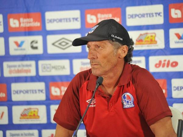 Pedro Troglio en conferencia de prensa tras la victoria del 4-1 ante el Génesis en el Nacional de Tegucigala.