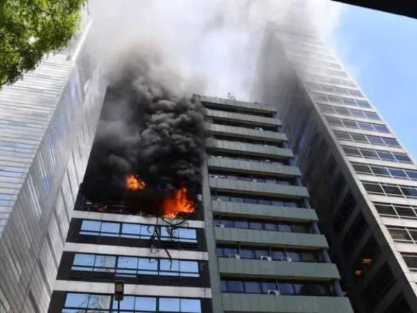 El siniestro se registró en el edificio contiguo al ministerio de Trabajo.