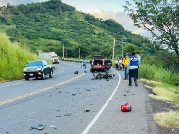 Los cuerpos de los jóvenes quedaron tendidos a un lado de la carretera, pues salieron votando tras el fuerte impacto.