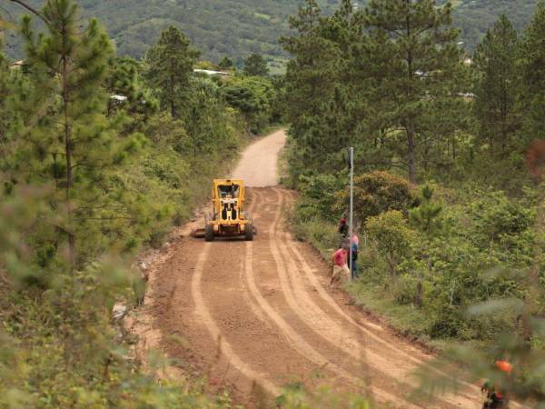 En la reparación a las calles secundarias, que dan acceso a las aldeas del Distrito Central, se usa material selecto.