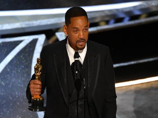 El actor estadounidense Will Smith acepta el premio al Mejor Actor en un papel principal por “King Richard” en el escenario durante la 94ª entrega de los Oscar en el Dolby Theatre de Hollywood, California, el 27 de marzo de 2022.