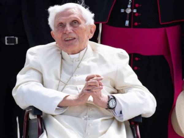 Esta foto de archivo tomada el 22 de junio de 2020 muestra al ex papa Benedicto XVI posando para una foto en el aeropuerto de Munich, en el sur de Alemania, antes de su partida. Foto: AFP