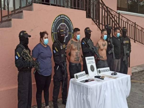 La Fuerza Nacional Antimaras y Pandillas (FNAP) capturó a los cuatro presuntos miembros de la Mara Salvatrucha (MS-13).