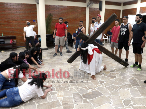 Los jóvenes de la iglesia El Calvario desde hace varios días están practicando para realizar las representaciones en el viacrucis.