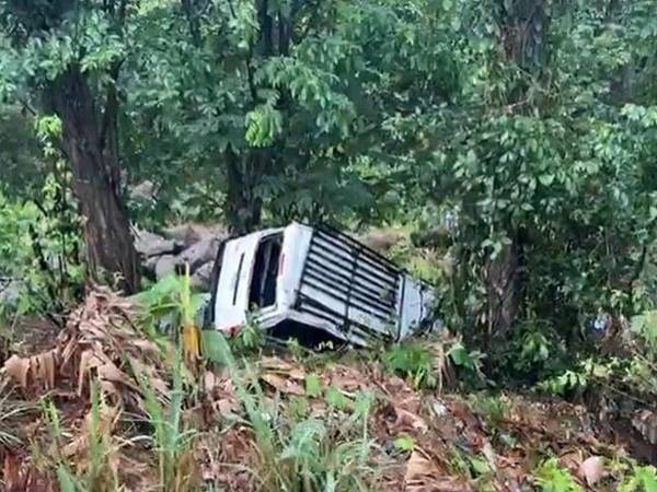 El vehículo quedó en el fondo, de donde varios pobladores procedieron a rescatar al conductor herido.