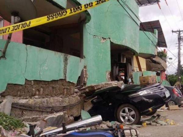 Varios vehículos quedaron atrapados en los estacionamientos luego del colapso de varios inmuebles. Foto: Agencia AFP.