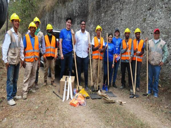 <i>Ejecutivos de Ficohsa y Larach &amp; Cia, realizaron la entrega de equipo y herramientas a la Fundación Amitigra, para el combate de incendios forestales.</i>